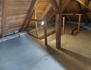 Zateplení stropu rodinného domu pomocí foukané izolace